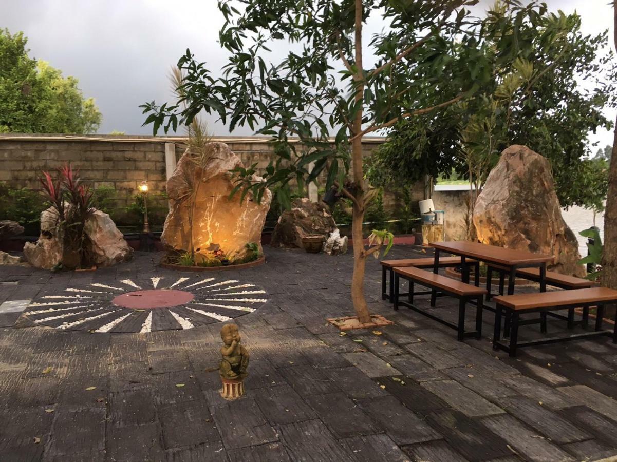Ruen Thai Ban Rim Nam Kamphaeng Phet Exterior photo
